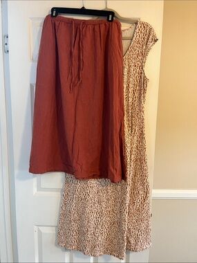 Bundke: Midi skirt and Old Navy Beige and Cream Printed Midi Dress